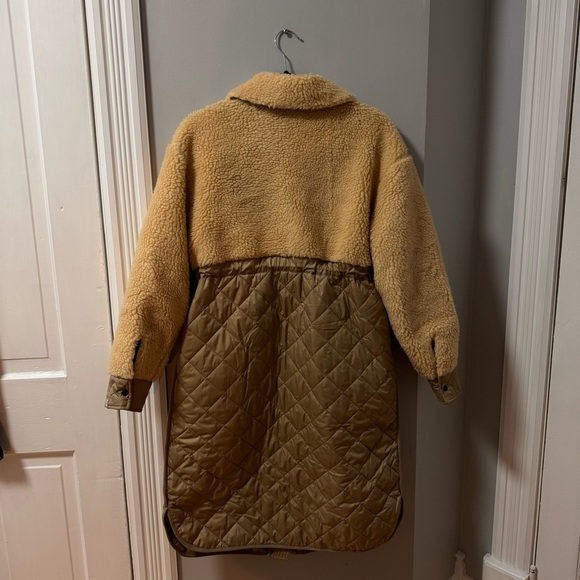Everlane - The Quilted Teddy Coat in Dark Khaki/Cashew - Picture 5 of 12